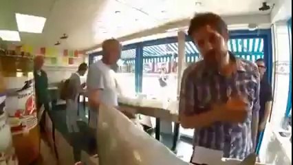 Balık pazarında köpekbalığı saldırısı!