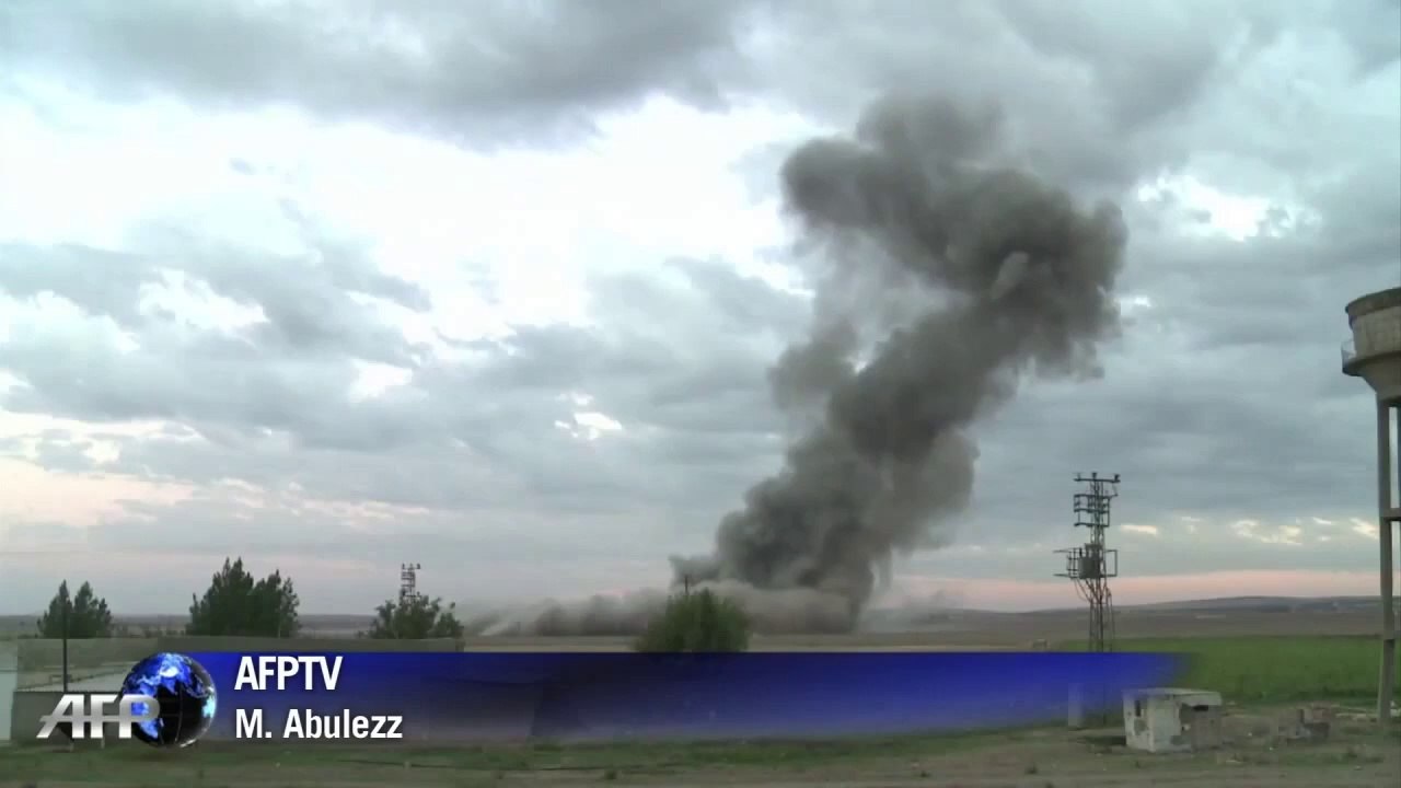 IŞİD'ın Türkiye sınırına diktiği bayrak böyle vuruldu-