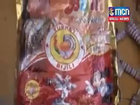 India mn patakho mein ( Nauzbillah ) QURAN PAK k aayat k pages use kr diye