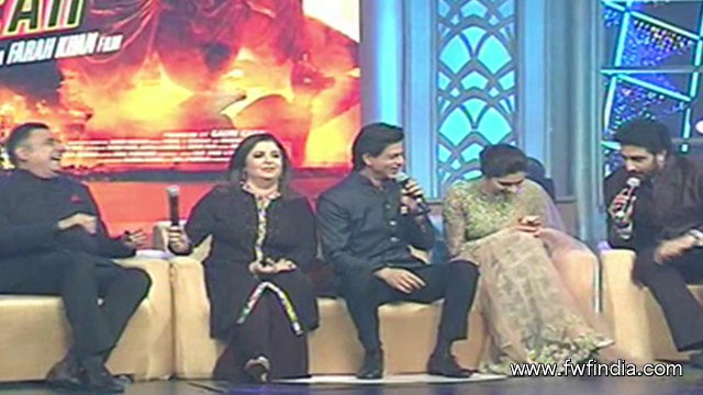 Deepika Padukone Caught Kissing Shahrukh Khan in Public