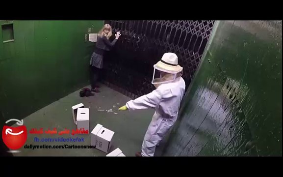 مقلب مضحك في داخل المصعد لرجل يحمل بيده صناديق نحل !!
