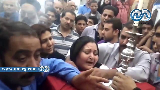 بالفيديو.. إغماءات وبكاء خلال تشييع جثمان شهيد سيناء شنودة إسحق بالمنيا