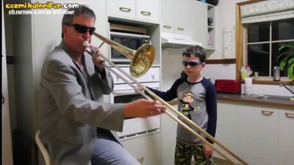 Fırın Kapağı İle Babasına Eşlik Eden Velet
