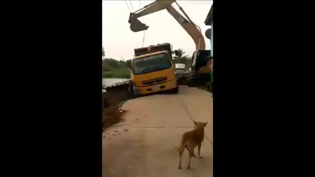 Kaş Yaparken Göz Çıkartan Kepçe Operatörü