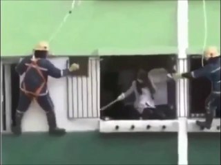 Un homme regarde sa voisine en train d'essayer de se suicider