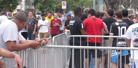 Fla x Flu? Torcedores trocam provocações na entrada do UFC 179