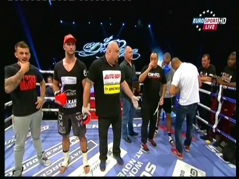 Petite dédicace a Boxemag-com Olivier Angelini (Pascale Iglicki et Benjamin Taz Allemand SUPERKOMBAT 25.10.2014 Genève SUISSE)
