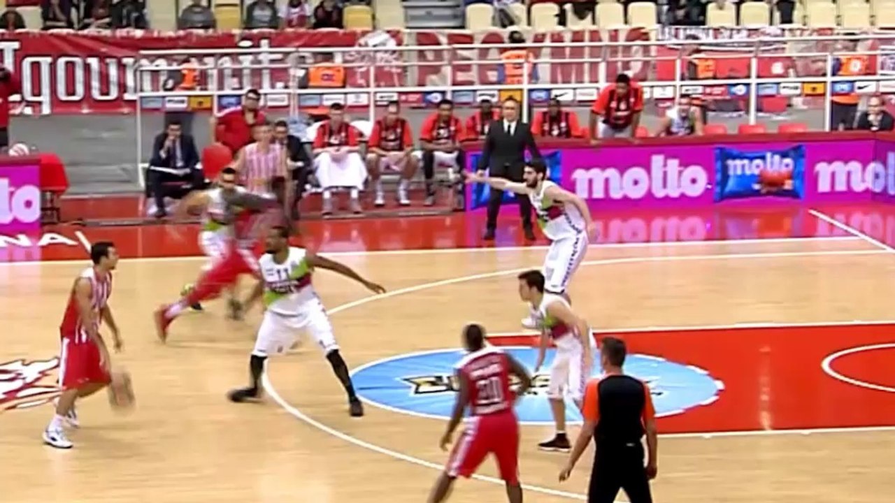 Kostas Sloukas mit einem Traum-Assist