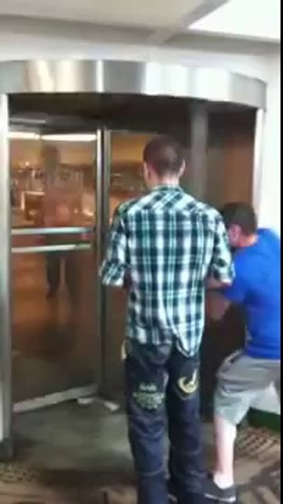Idiot face à une porte tournante ! mdr