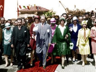 Bu Slayt'daki fotoğraflar Maziden Fotoğraflar'la Türkiye Sayfasının ATATÜRK Arşivi adına hazırlanmıştır.