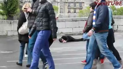 Herkese insanlık dersi veriyor.