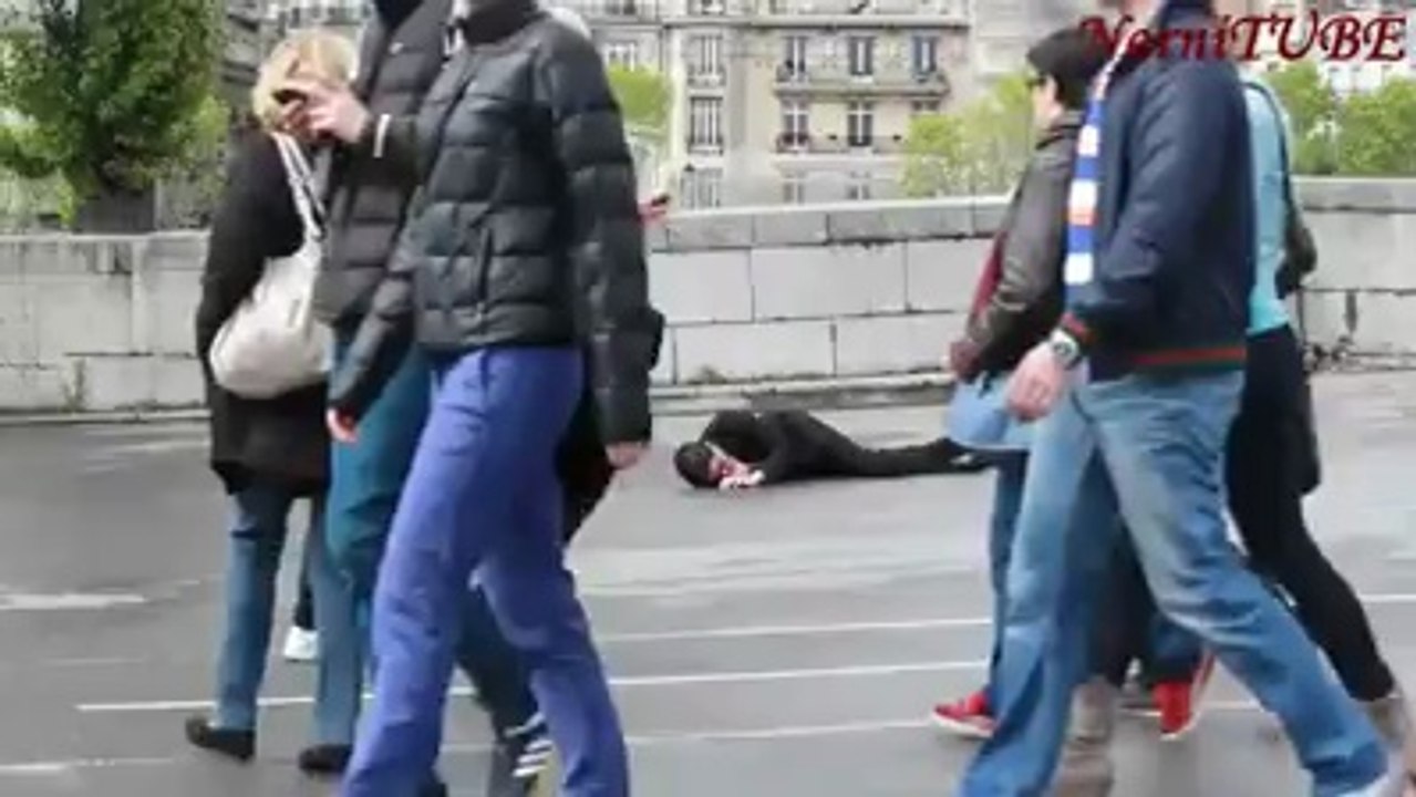 Herkese insanlık dersi veriyor.