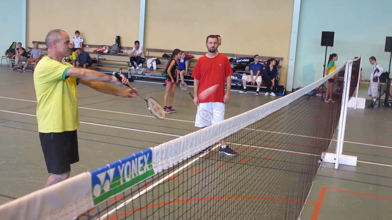 Fil rouge tournoi interne 25/10/2014, mettre les volants dans les caissettes blues, pas facile !