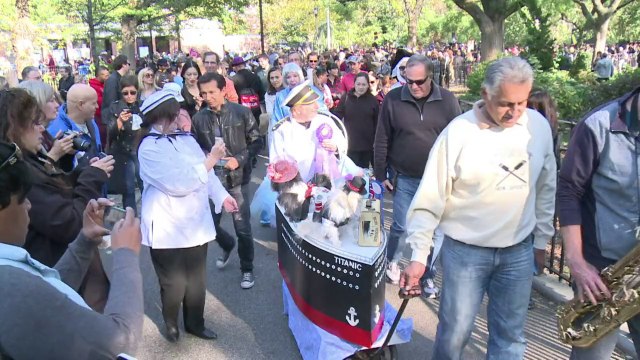 Parade d'Halloween pour chiens à New York