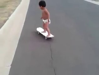 Le nouveau prodige du skateboard a 2 ans !