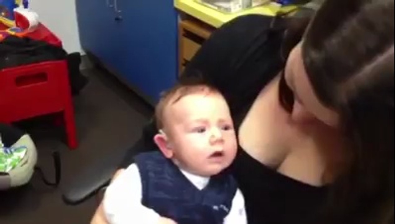 Ce bébé sourd va entendre la voix de ses parents pour la première fois