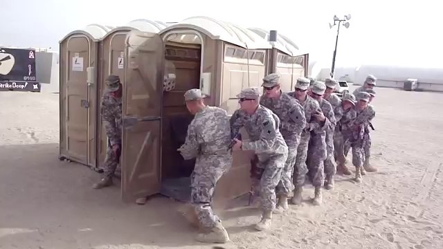 Combien peut-on mettre de soldats dans des toilettes mobiles ?