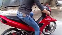 Une femme se fait trainer en scooter