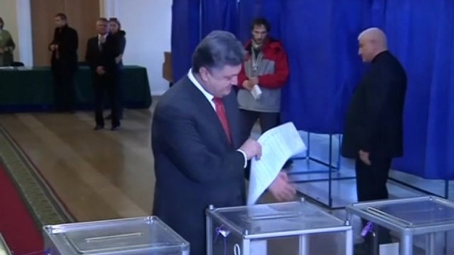 Poroshenko casts vote in Ukraine's parliamentary polls