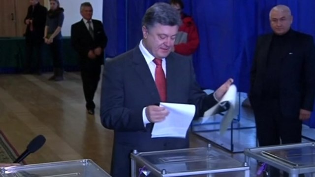 Ukraine's Poroshenko casts vote in key parliamentary elections