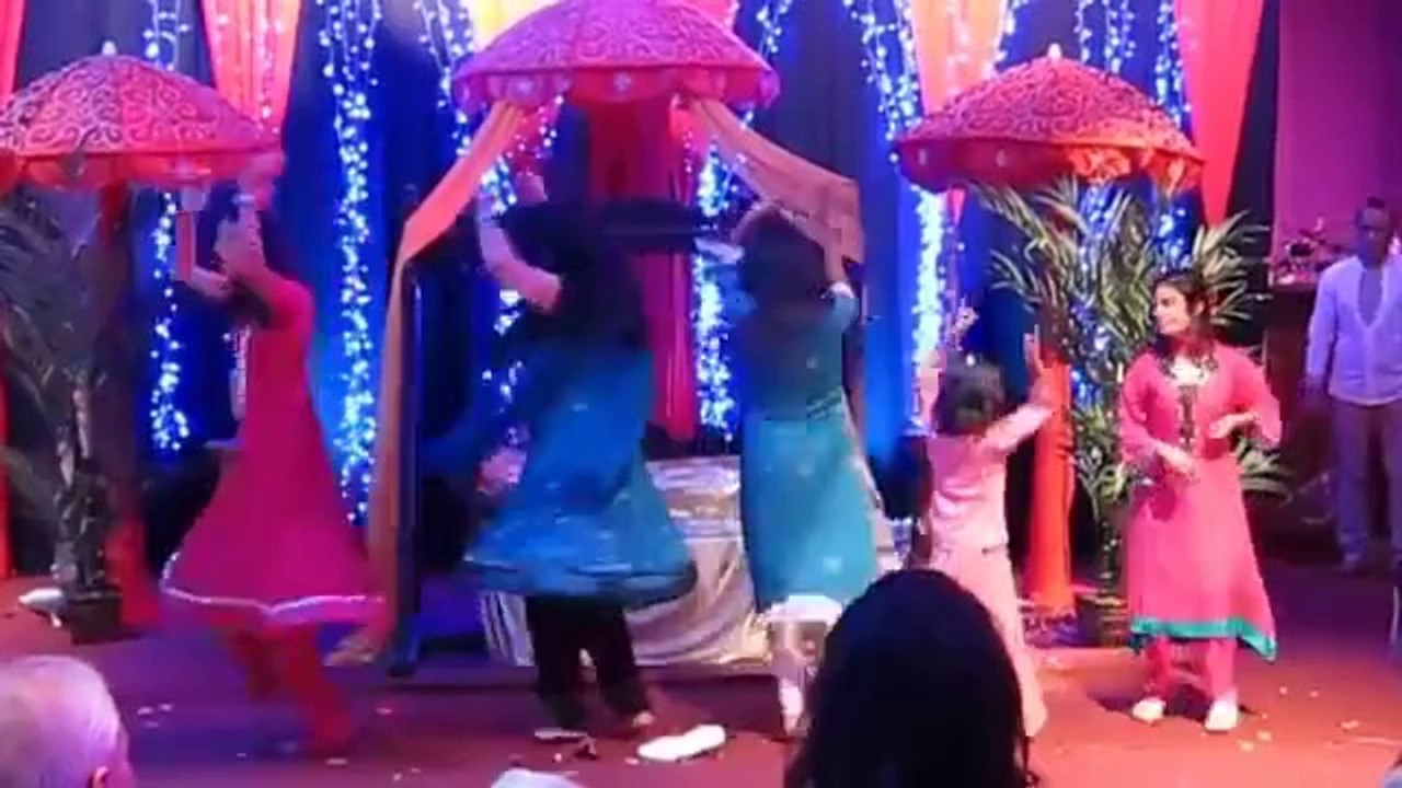 Yasir and Amina Mehndi , Group Dance Performance function