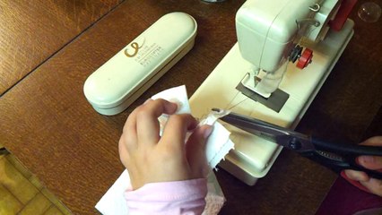 20141026_202402  1er fois qu' Agathe se sert  d'une machine à coudre