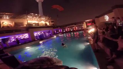 335 metreden havuza atladılar