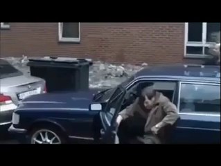 Hahahahahahahaha, kjo te ndodh kur nuk di te parkosh makinen!