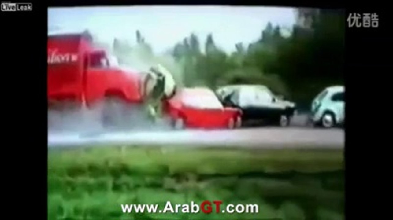 Güvenlik ve araç kameralarına takılan inanılmaz kazalar