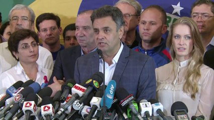 Aécio cumprimenta Dilma e pede união