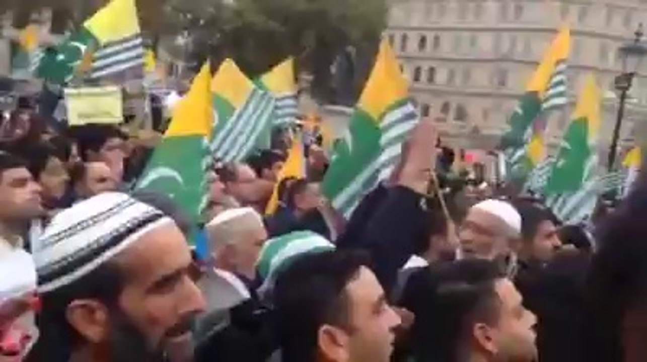 Exclusive Footage of Bilawal getting welcomed in Kashmir Million March by eggs and tomatoes