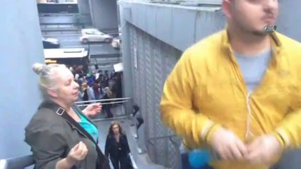 Metrobüs durağında kedi operasyonu