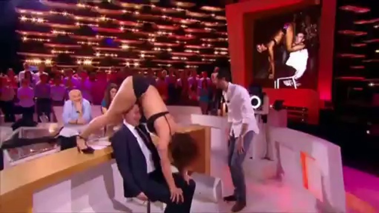 Une stripteaseus diebarque dans Le Grand  super hd studio