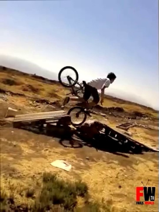 [+18 ~ Sexy Funny Girl]Ramp Jump turn into faceplant - Fails World