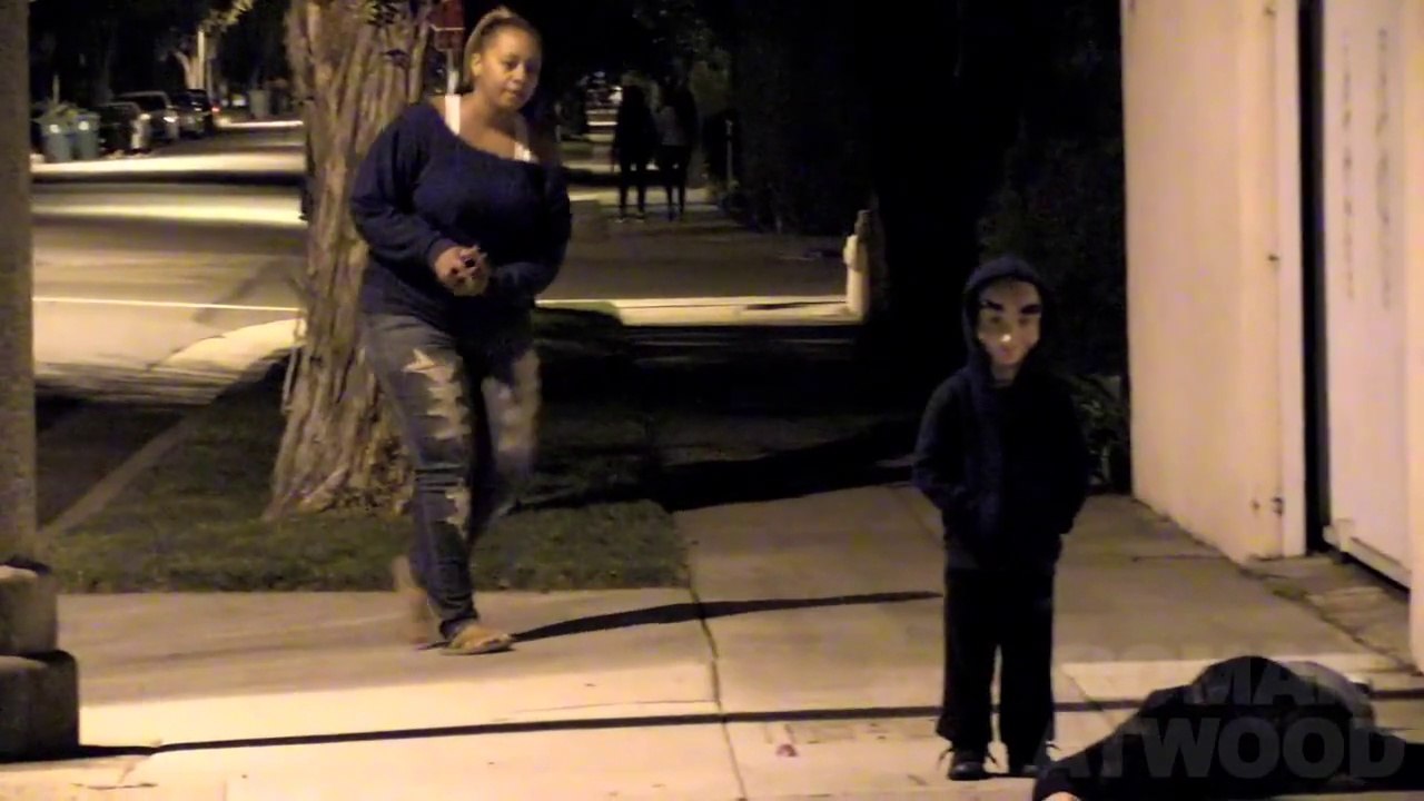 Enfant tueur au couteau : caméra cachée pour Halloween - Votre pire cauchemar!