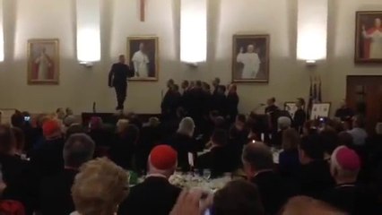 Un prêtre danseur de claquette au top...
