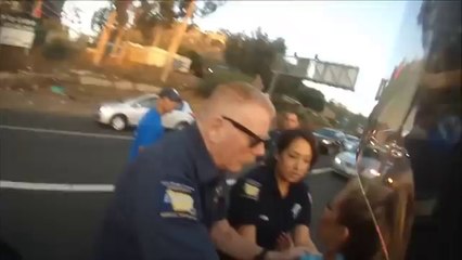 Motards sauvent une femme coincée dans une voiture