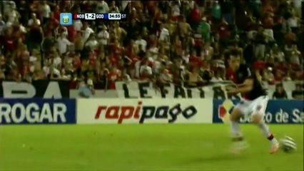 Piękny lob Fernandeza w meczu z Newell's Old Boys