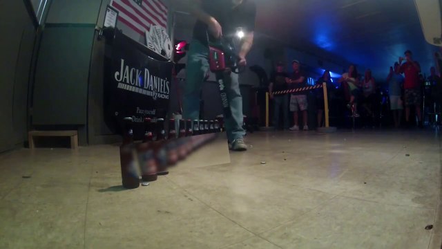 Ouvrir des bières avec une tronçonneuse : record du monde!