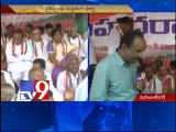 T Cong demands 8 hr power to farmers, stages protest - Tv9