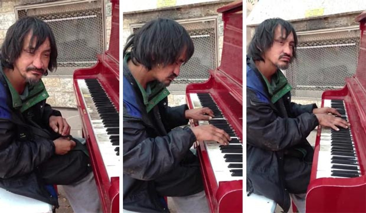 Un SDF joue une magnifique musique au piano