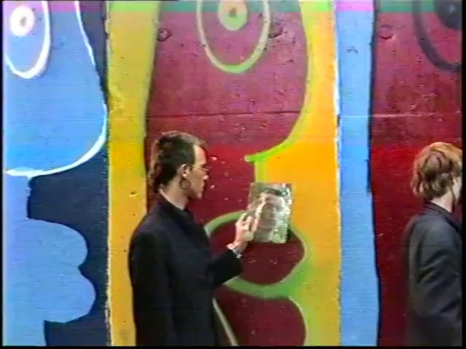 octo 002 - Clip 020 bunte Mauerspiegel und Mauerrollerszenen