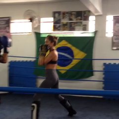 Grazi Massafera luta Muay Thai