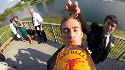 Une GoPro sur une bouteille de whisky