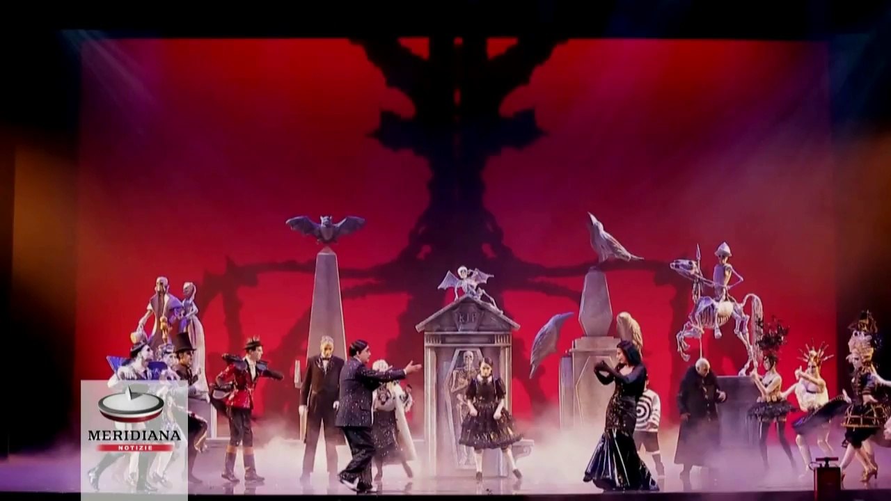 La famiglia Addams, si alza il sipario sul musical con Elio e Geppi Cucciari