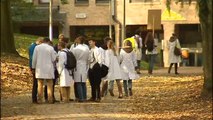 Plusieurs centaines d'étudiants en médecine protestent contre l'insuffisance de numéros Inami