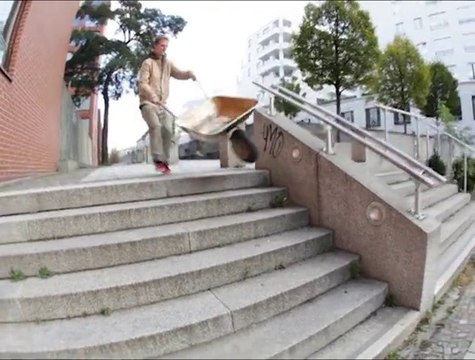 Wheelbarrowing utilisé la brouette comme un skateboard