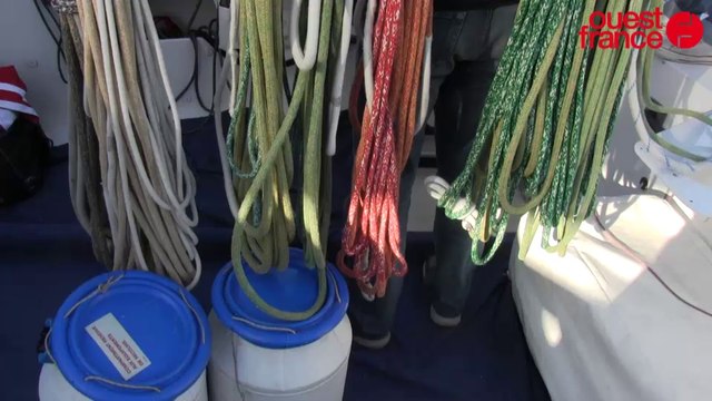 Route du Rhum : contrôle de sécurité à bord du bateau de Bertrand De Broc