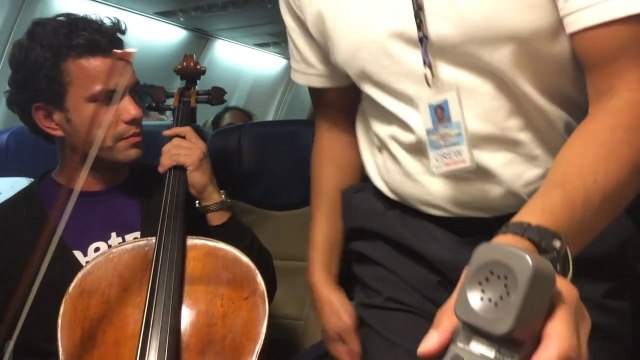 Le duo improbable entre un violoncelliste et un beatboxeur dans un avion
