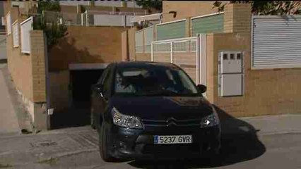 Granados sale de su domicilio custodiado en un vehículo